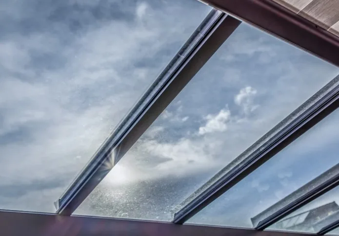 Paneles transparentes de la cubierta de una piscina vistos desde el interior