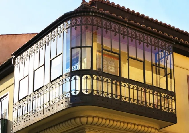 Mirador tradicional acristalado en el centro histórico de Burgos