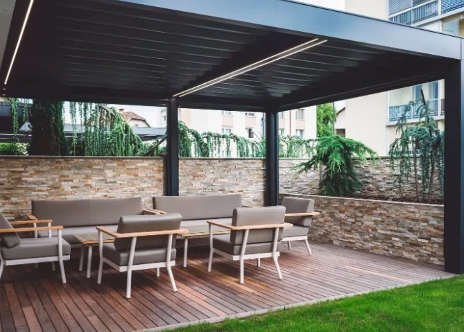 Pérgola de aluminio con comedor exterior en una vivienda de Burgos
